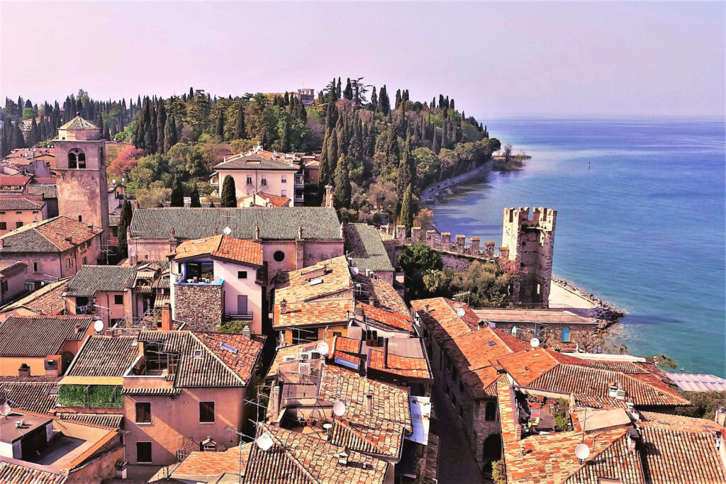 Borgo di Sirmione visto dalla torre della Rocca scaligera