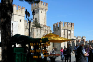 castello sirmione ingresso borgo Visita guidata - Sirmione, la Rocca e le Grotte di Catullo