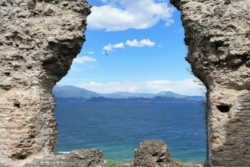 Panorama del lago di Garda da una finestra delle Grotte di Catullo