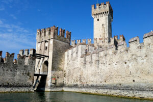 Rocca scaligera vista dallo scafo