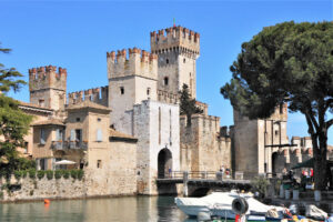 Rocca scaligera di Sirmione sospesa sull'acqua del lago di Garda