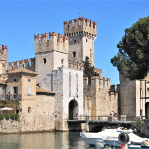 Rocca scaligera di Sirmione sospesa sull'acqua del lago di Garda