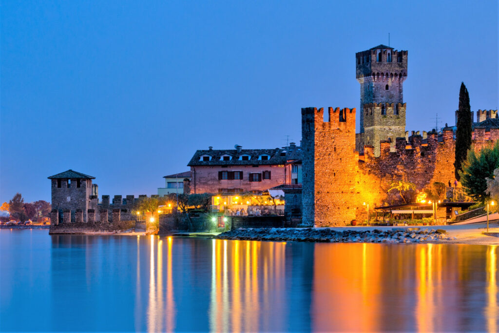 Fotografia del lago di Garda di sera