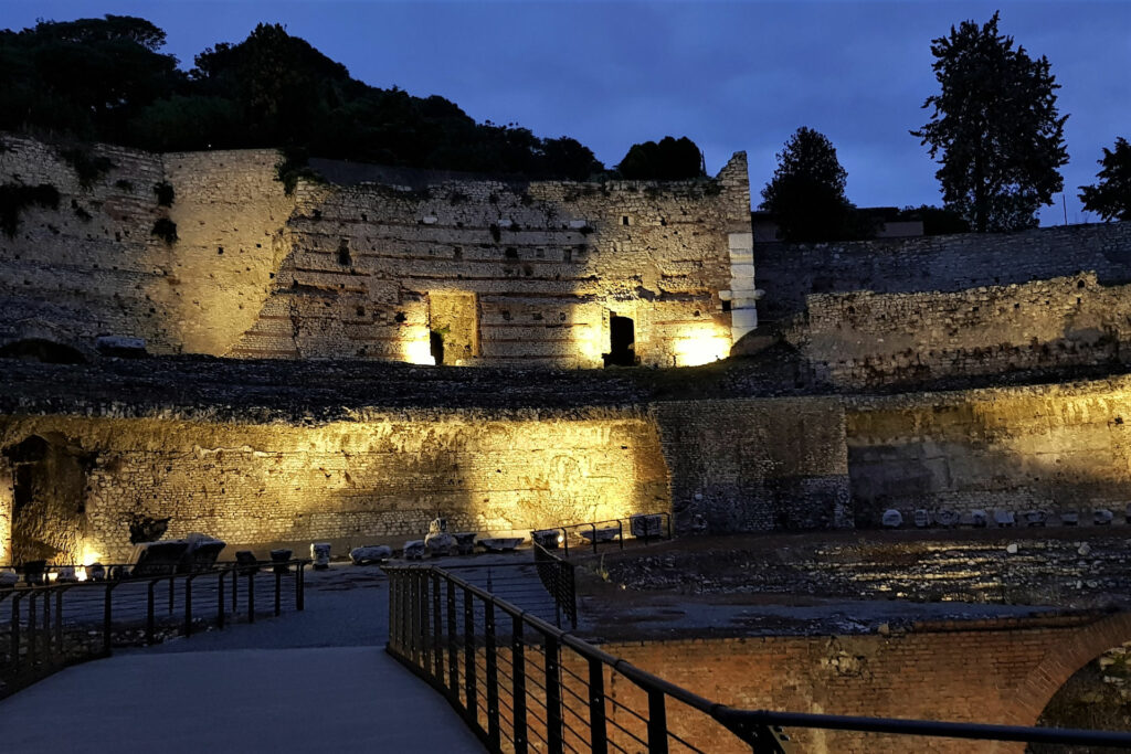 Illuminazione serale nel teatro romano di Brescia