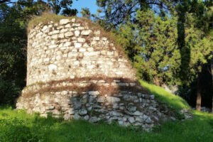 Resti della torretta circolare delle mura di Brixia
