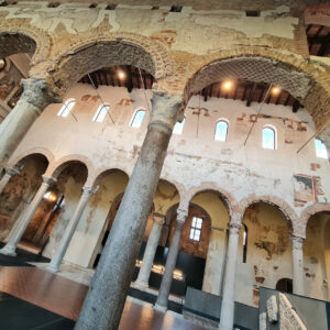 Interno della chiesa longobarda di San Salvatore