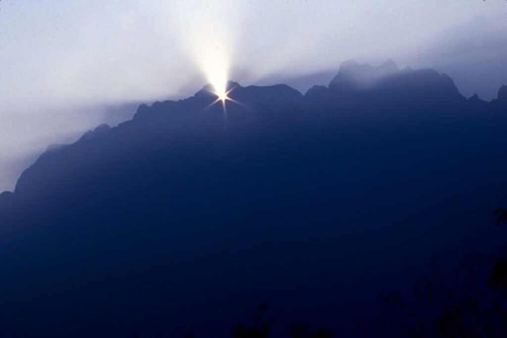 Fotografia del fenomeno di rifrazione della luce dietro la Concarena durante l'equinozio