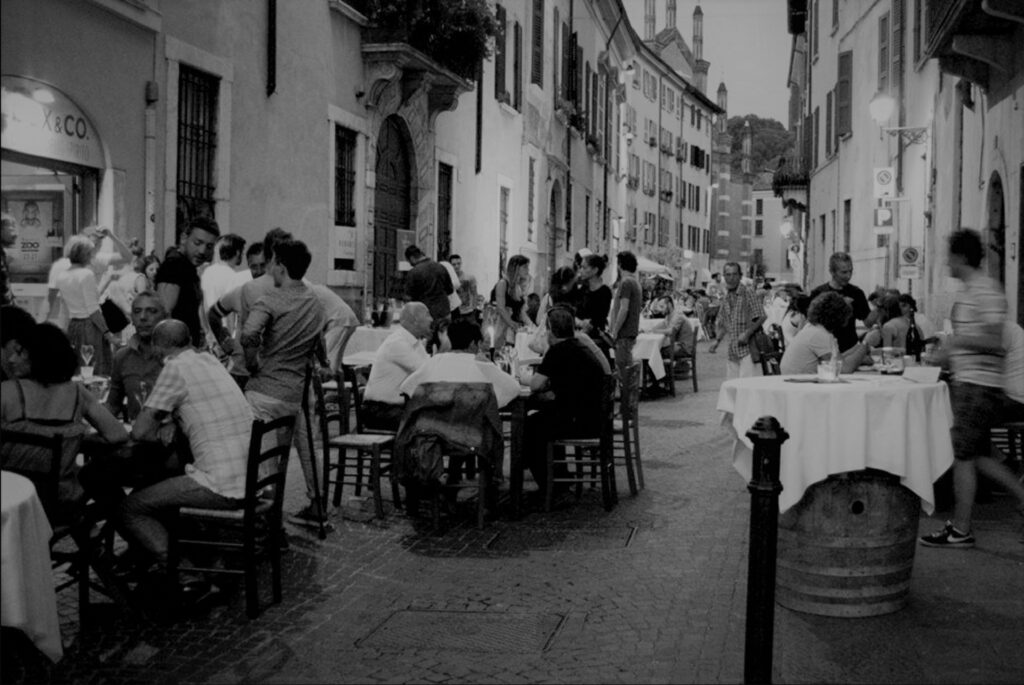 Fotografia di una serata all'ora dell'aperitivo in contrada del Carmine