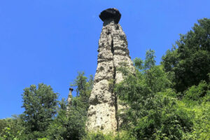 Fotografia a due pinnacoli della Riserva naturale delle Piramidi di Zone