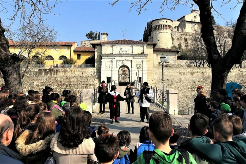 Fotografia del gruppo con le maschere Pantalone e Canappio all'ingresso del Castello