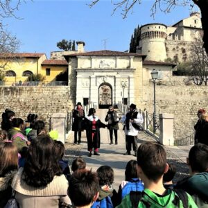 Fotografia del gruppo con le maschere Pantalone e Canappio all'ingresso del Castello