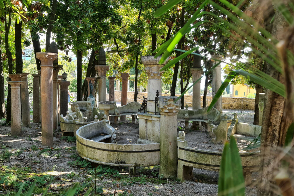 Arengo nel Parco del Vittoriale degli Italiani a Gardone Riviera