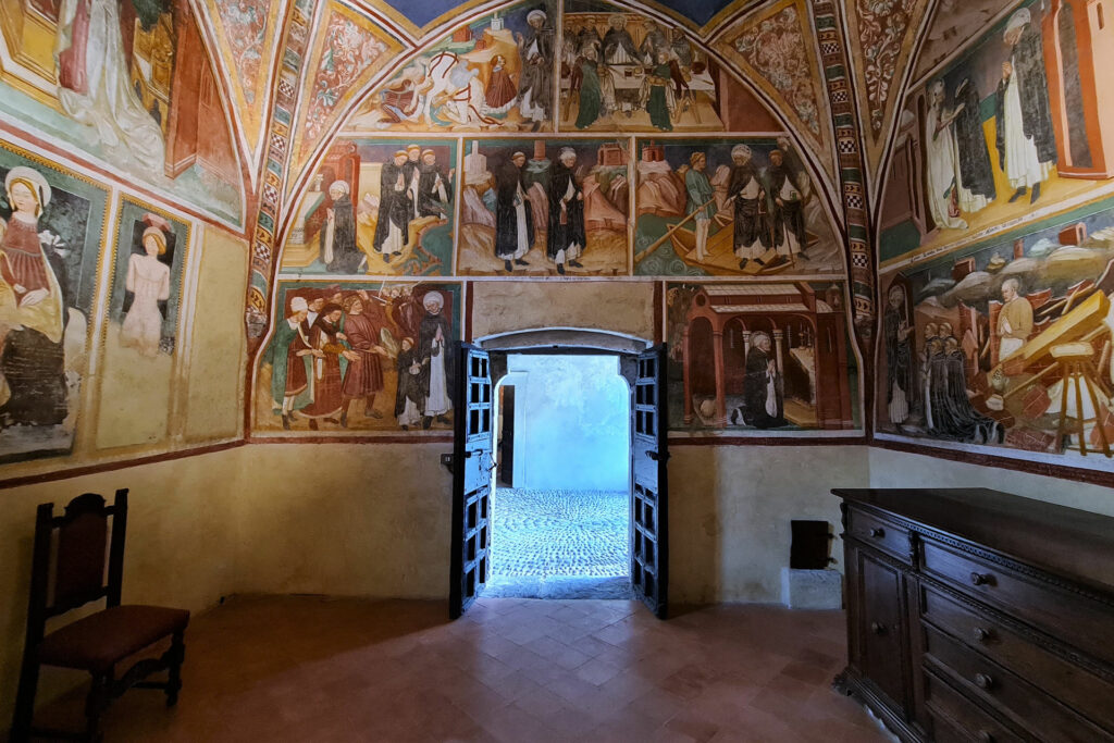 Interno della cappella di San Domenico a Tavernole in Valcamonica