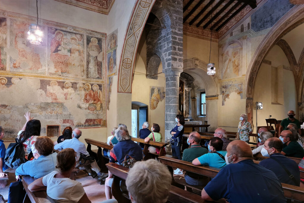 Fotografia del gruppo all'interno della chiesa di San Filastrio a Tavernole