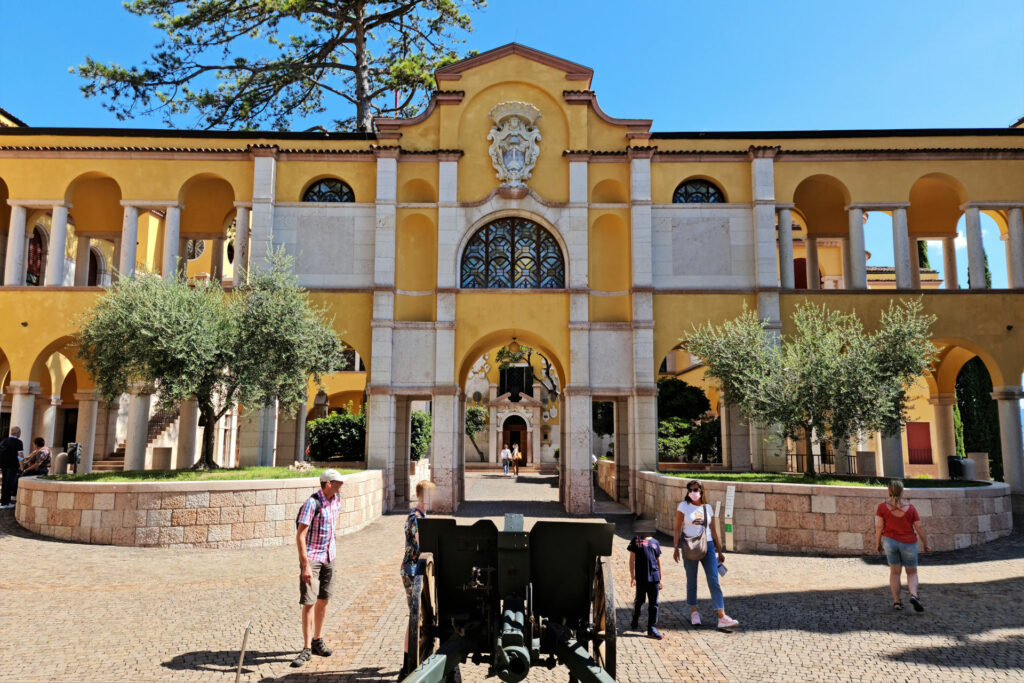 Piazzetta dell'Esedra nel Parco del Vittoriale di D'Annunzio