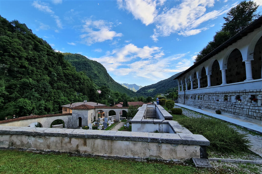 Il piccolo cimitero annesso alla chiesa di San Filastrio