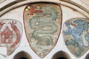 Biscione dello stemma dei Visconti dipinto sulla quadrifora del palazzo del Broletto di Brescia