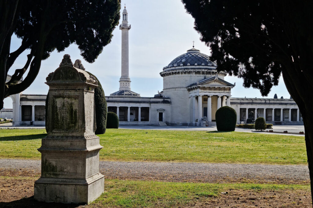 Fotografia della chiesa di San Michele del Cimitero Vantiniano di Brescia. Veduta dall'Emiciclo