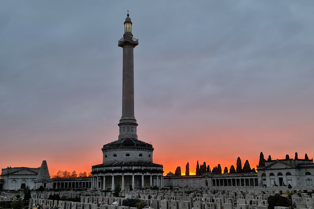 Fotografia del Faro del Cimitero Vantiniano di Brescia. Veduta al tramonto.