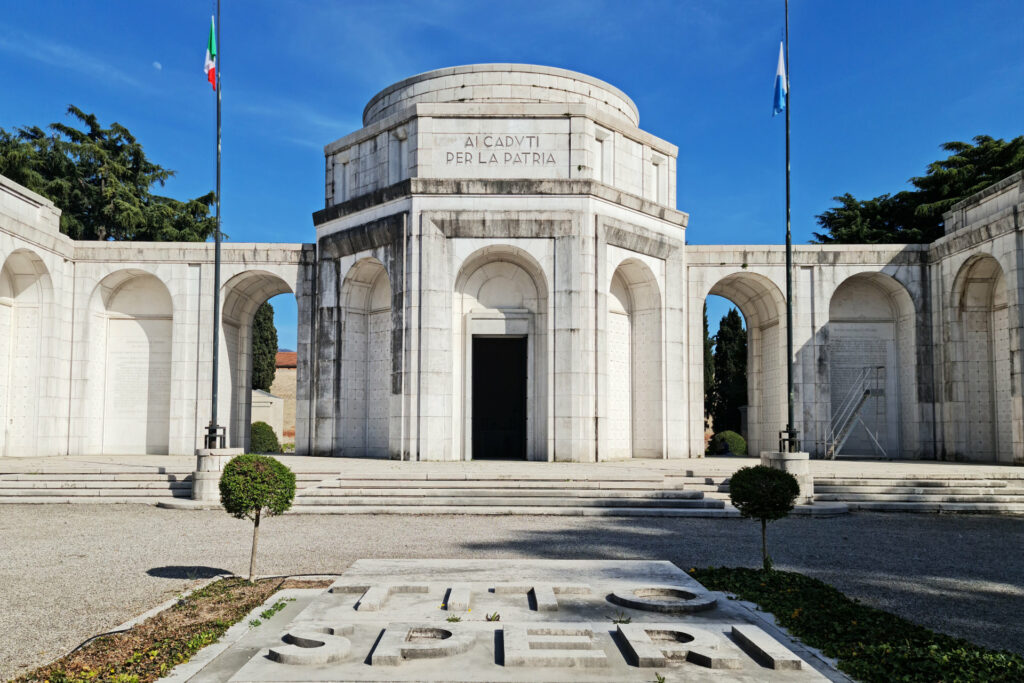 Fotografia del Monumento ai Caduti per la Patria nel Ciitero Vantiniano di Brescia