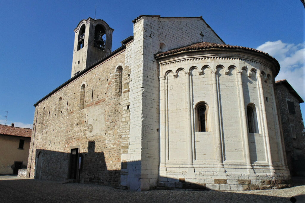 Esterno della chiesa vista dall'abside