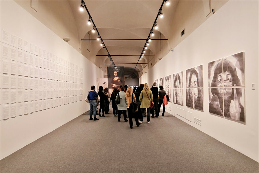 Fotografia della galleria dedicata alla serie dei ritratti No I Can't, No I Don't della mostra Badiucao. La Cina (non) è vicina