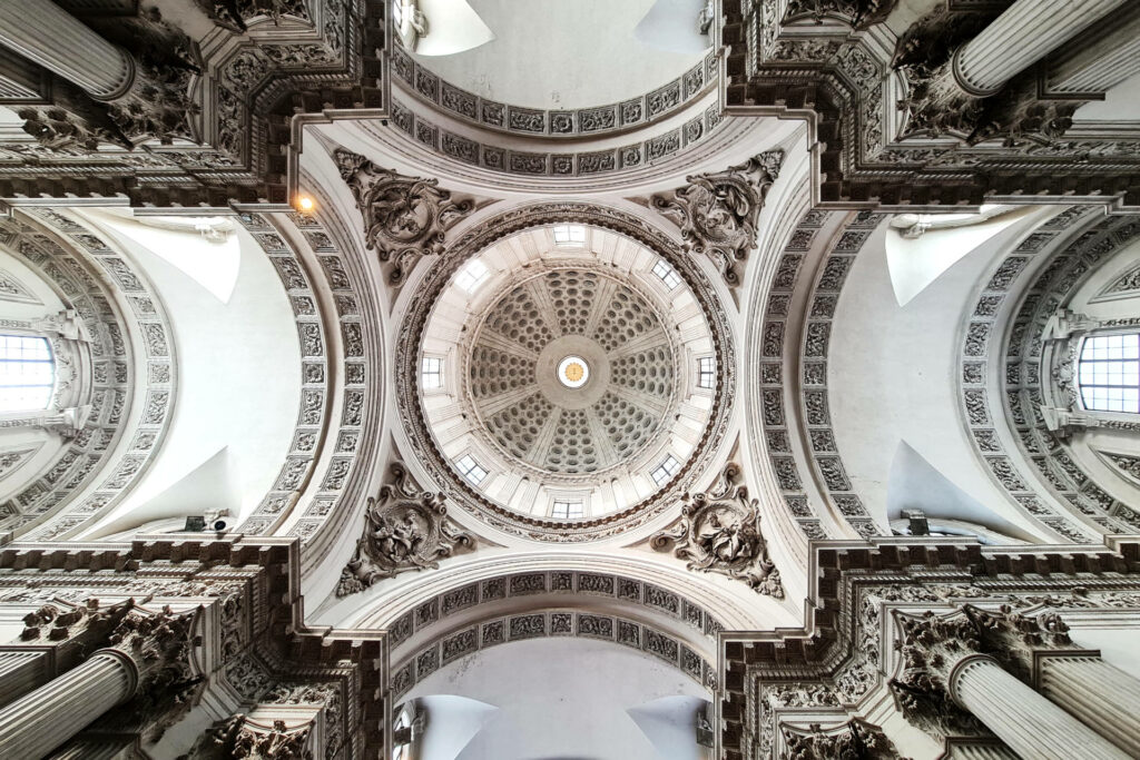 Fotografia dal basso dell'interno della cupola del Duomo Nuovo di Brescia