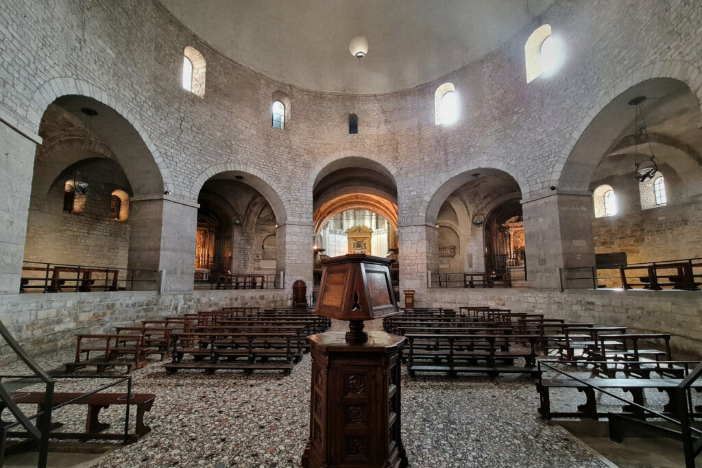 Fotografia del vano centrale all'interno del Duomo vecchio di Brescia
