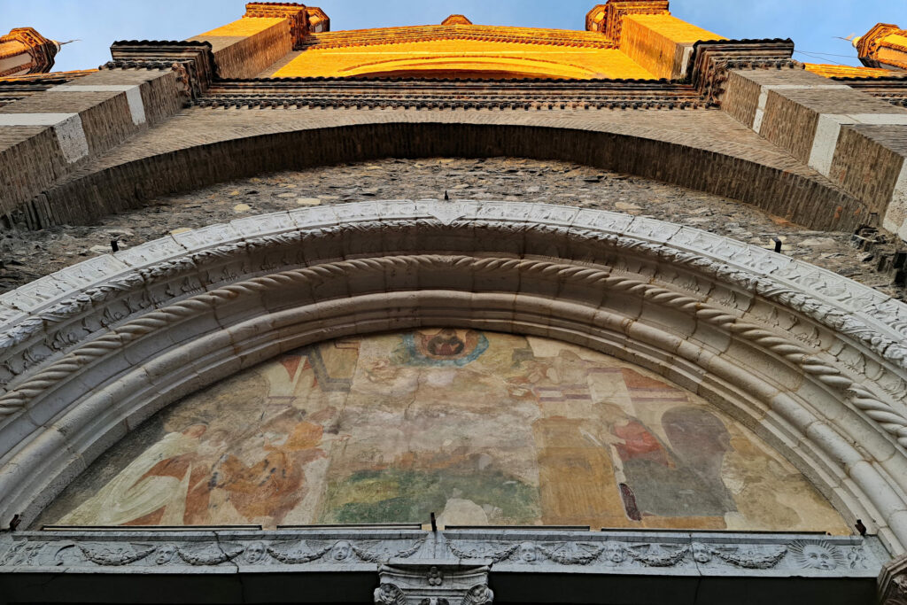 Vista in scorcio della facciata della chiesa del Carmine a Brescia