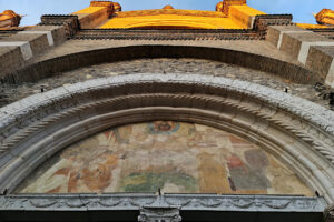 Fotografia della facciata della chiesa del Carmine di Brescia con il lunettone affrescato