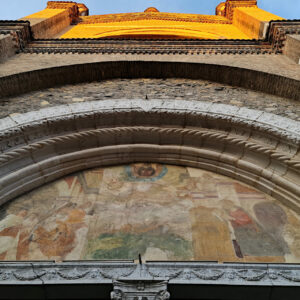 Fotografia della facciata della chiesa del Carmine di Brescia con il lunettone affrescato