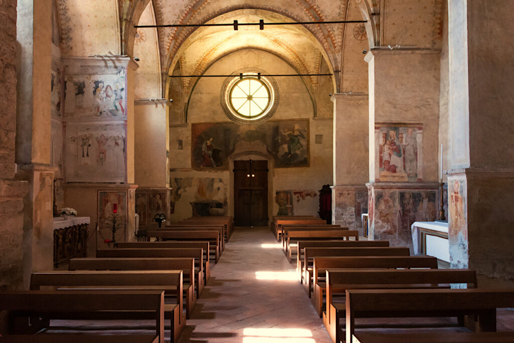 Fotografia dell'interno della pieve della Mitria con parete di fondo