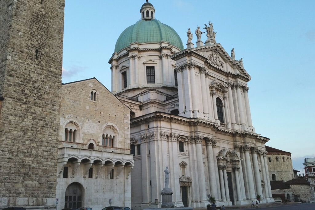 Fotografia panoramica di piazza del Duomo a Brescia