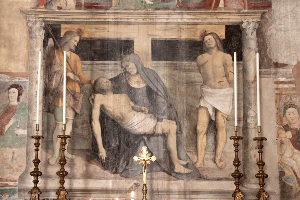 Fotografia dell'affresco della Pietà nella pieve della Mitria