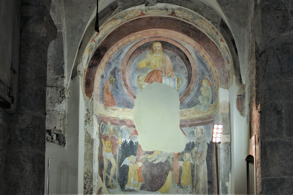 Fotografia degli affreschi di un'abside della chiesa di San Giorgio