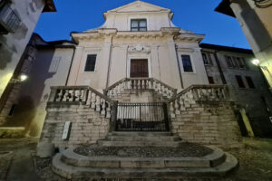 Fotografia della facciata di San Giorgio all'imbrunire