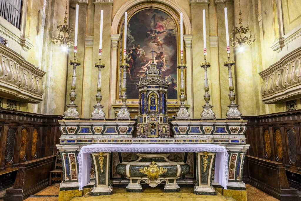 Fotografia dell'altare maggiore della chiesa di San Lorenzo a Brescia