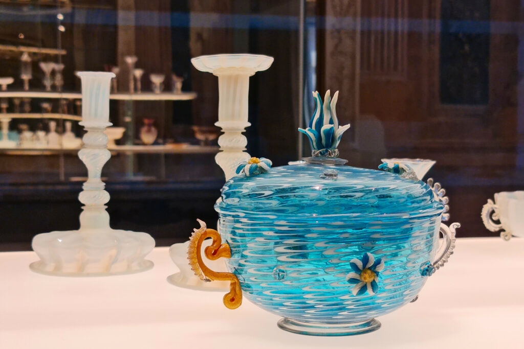 Fotografia della vetrina dei vetri veneziani della collezione Brozzoni