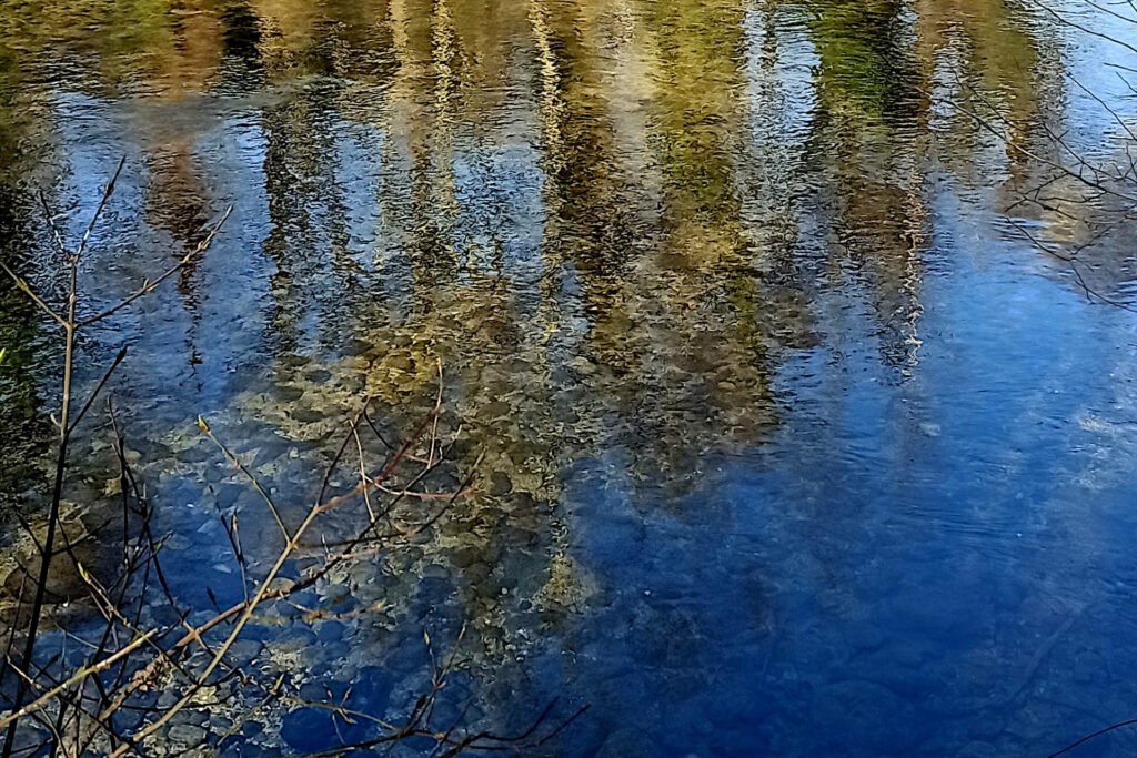 Fotografia dell'acqua azzurra del fiume Chiese