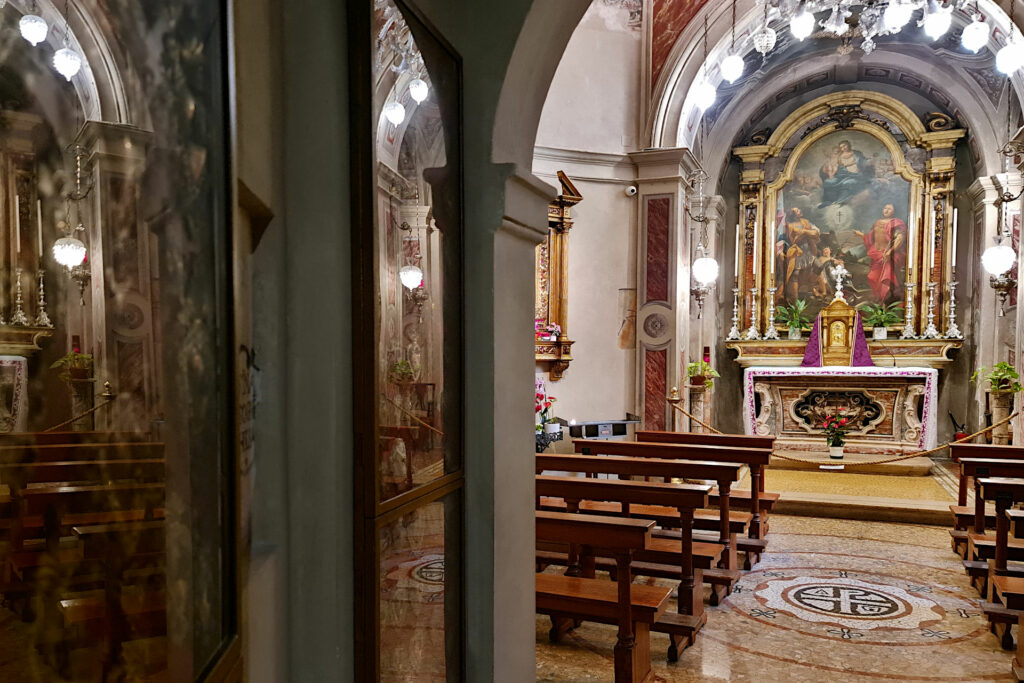 Fotografia dell'interno della chiesa di San Faustino in riposo