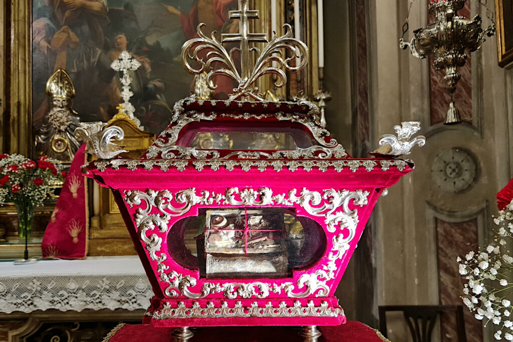 Fotografia del reliquiario con piccola pezza intrisa nel sangue miracoloso dei Santi Faustino e Giovita