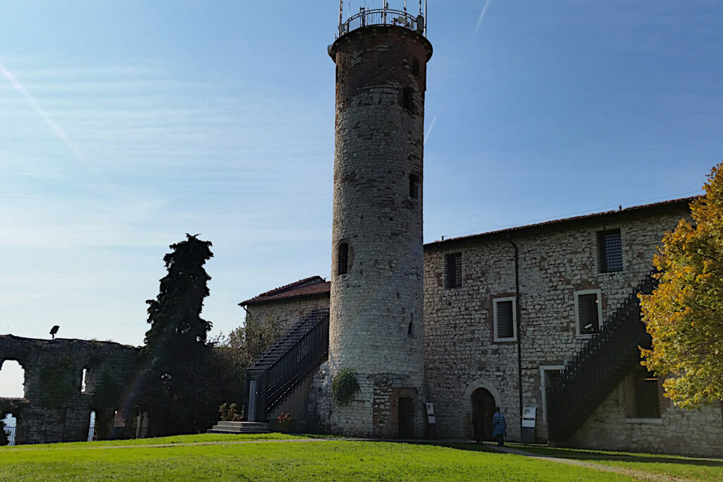 Fotografia dell'arce del Castello di Brescia con il Mastio Visconteo e la Torre Mirabella