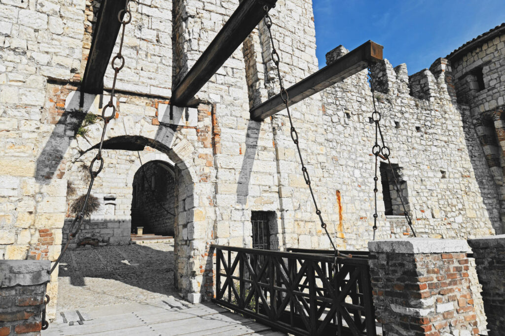 Fotografia dell'ingresso medievale con ponte levatoio