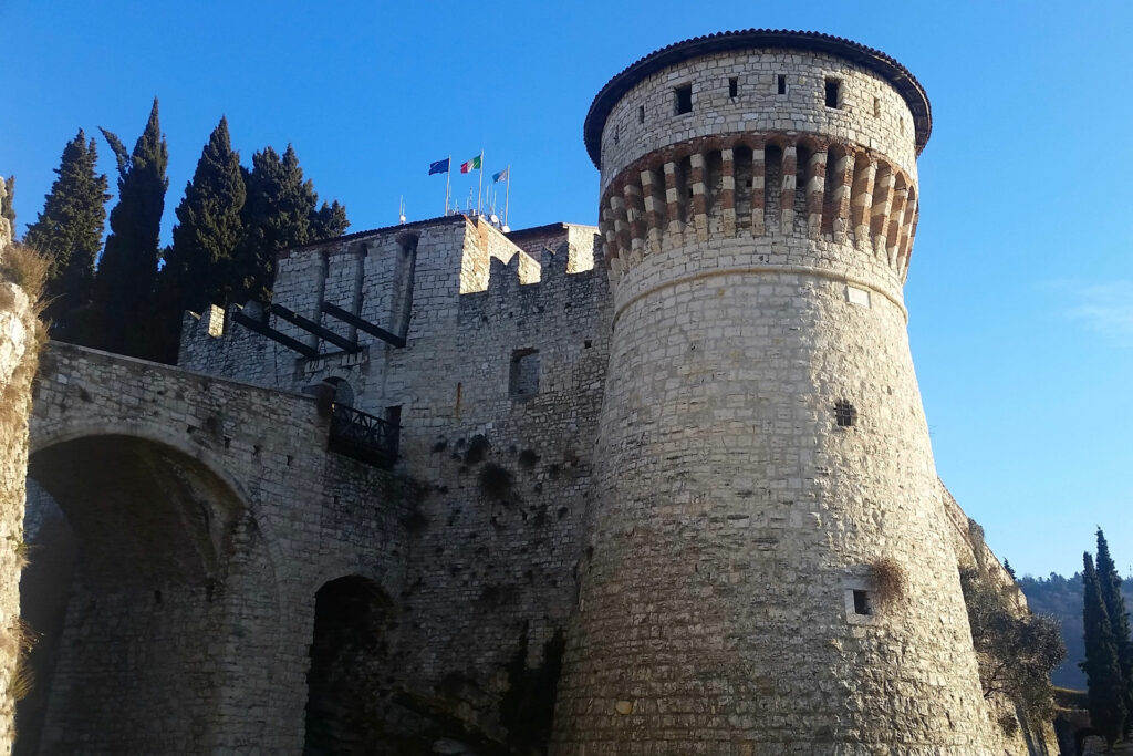 Fotografi dal basso della Torre dei Prigionieri del Castello di Brescia