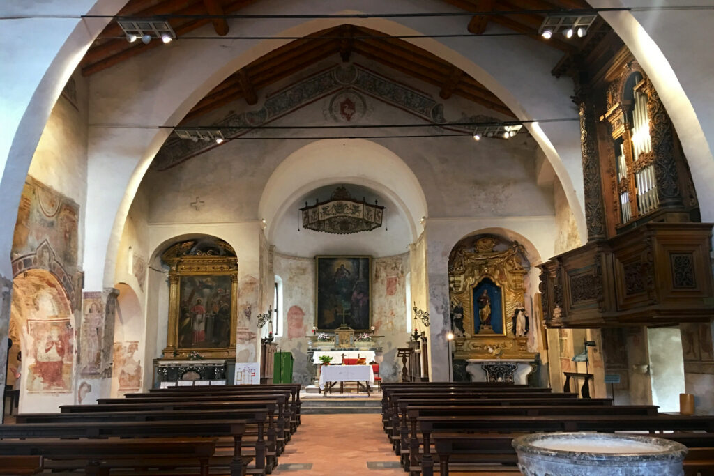 Fotografia della navata della chiesa di San Pietro in Lamosa