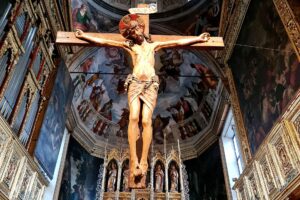 Fotografia del crocifisso ligneo quattrocentesco nel presbiterio del Duomo di Salò
