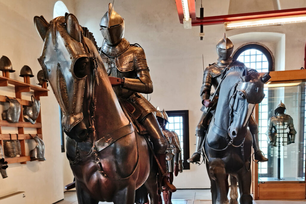 Fotografia di un drappello con armature all'interno del Museo delle armi di Brescia