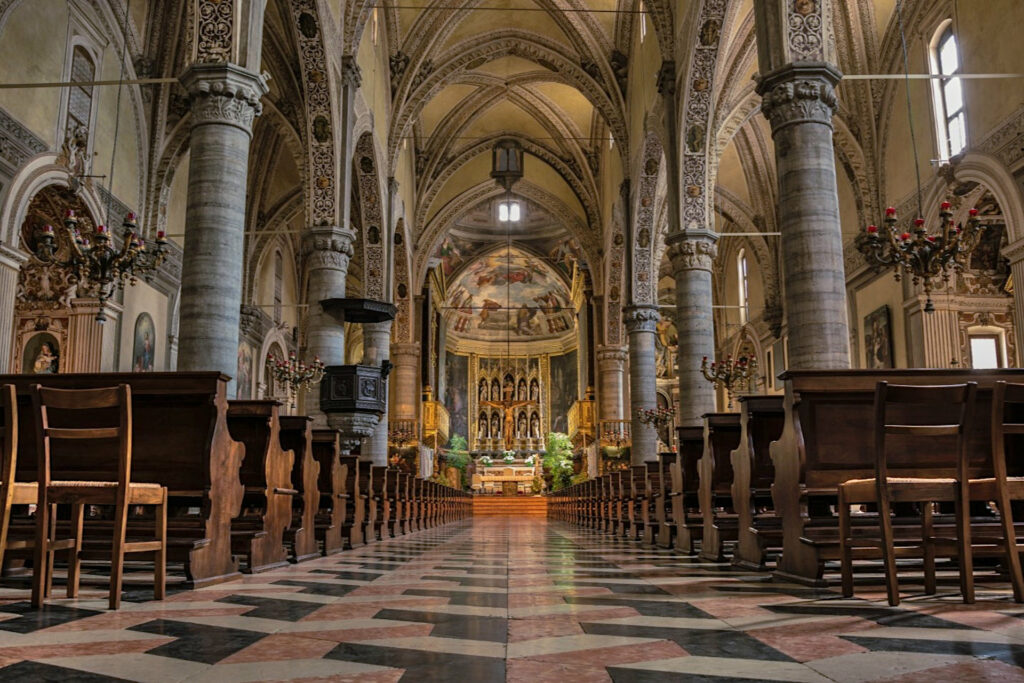 Fotografia della navata centrale del Duomo di Salò