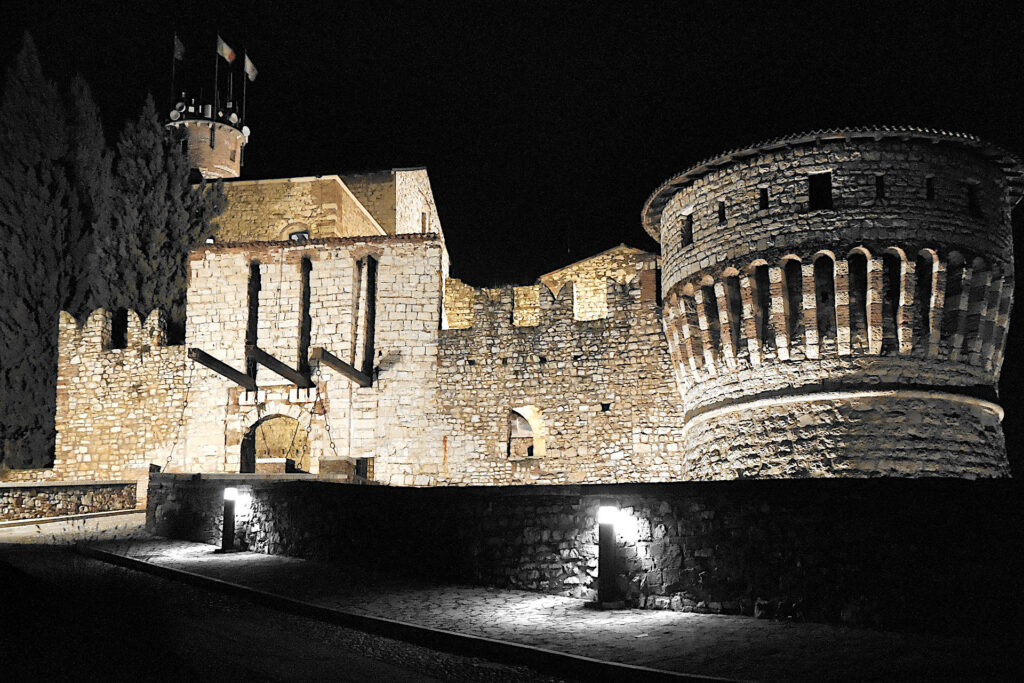 Fotografia nttura del ponte levatoio del castello di Brescia