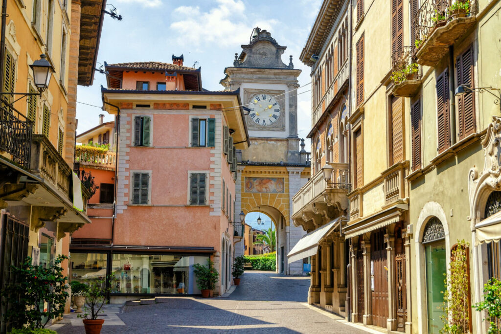 Fotografia della Porta dell'Orologio all'ingresso del borgo di Salò